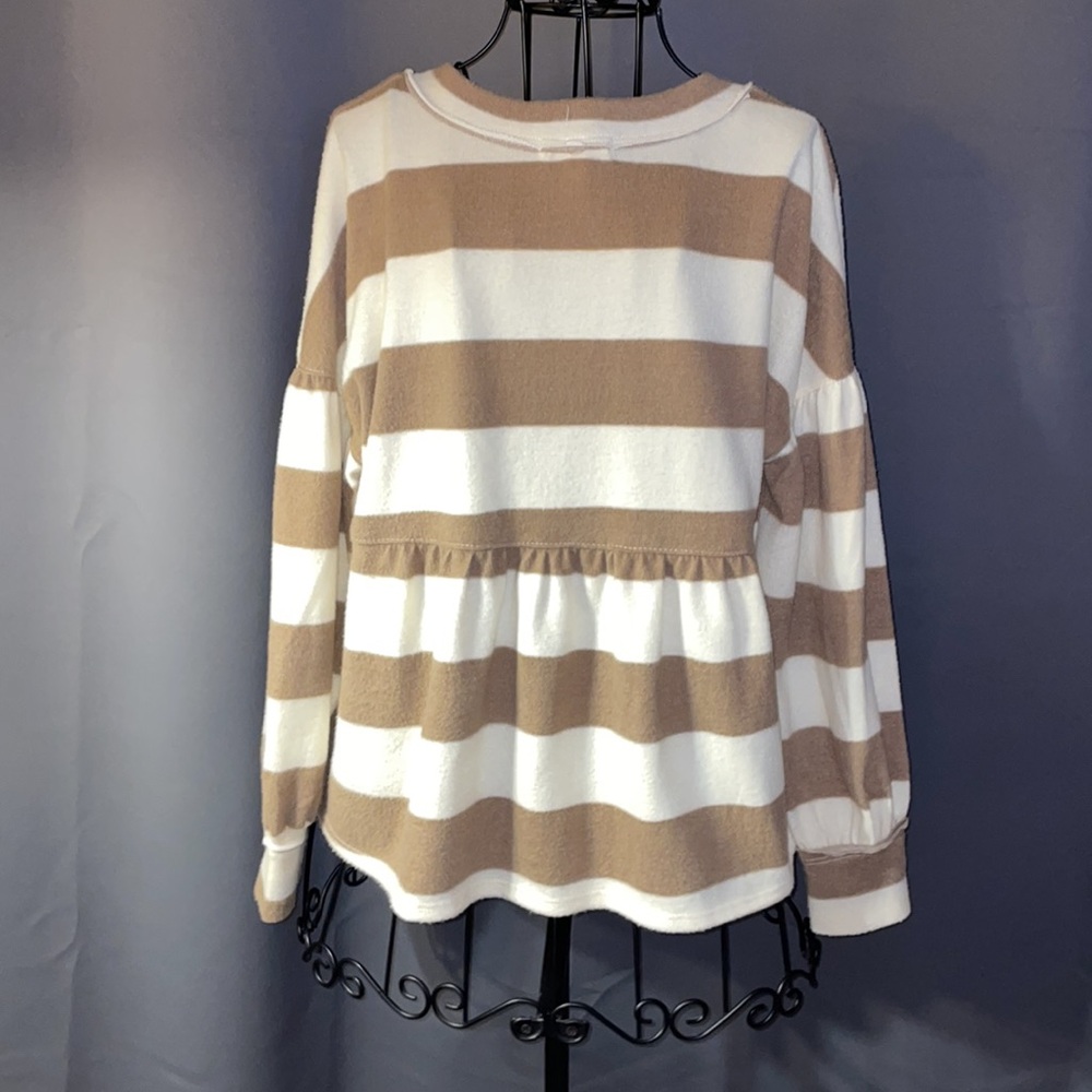 NWOT. Moa Moa. Women’s long sleeve Sweater Blouse. Size small. - Picture 2 of 5